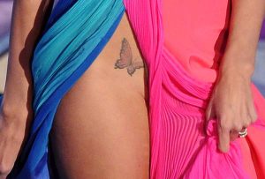 Durante il festival di Sanremo 2012, Belen Rodriguez scende del palco dell'ariston con un vestito che presenta uno spacco molto audace che mette in risalto il suo tatuaggio della farfalla.